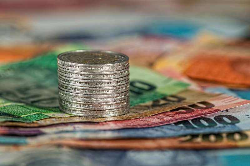 Euro Faces Decline After Economic Downturn Warnings Amid Tariff Threats